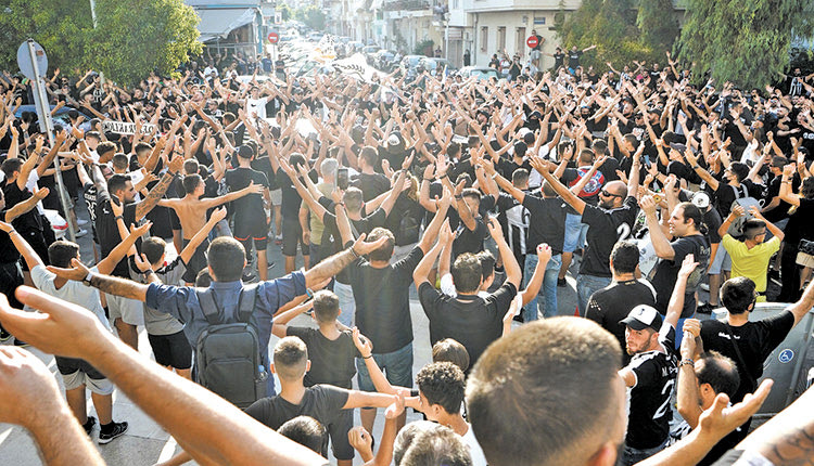 Περίπου 1.000 οπαδοί του ΟΦΗ συγκεντρώθηκαν τρεις ώρες πριν από τη σέντρα, έξω από το ξενοδοχείο που είχε καταλύσει η αποστολή της ομάδα