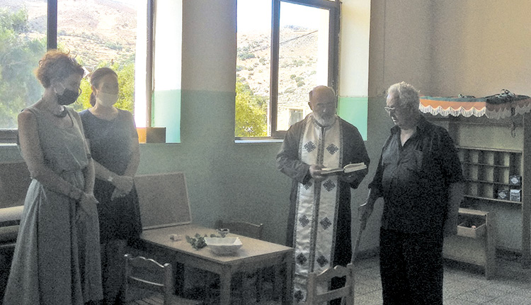 ΕΨΑΛΕ ΣΤΟΝ ΑΓΙΑΣΜΟ 90ΧΡΟΝΟΣ ΠΟΥ ΩΣ ΜΑΘΗΤΗΣ ΕΙΧΕ ΕΚΦΩΝΗΣΕΙ ΤΟΝ ΠΑΝΗΓΥΡΙΚΟ ΣΤΑ ΕΓΚΑΙΝΙΑ ΤΟ 1958