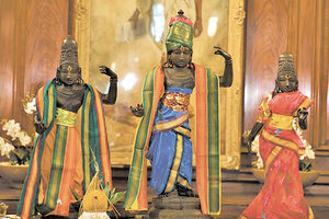 Η Βρετανία επέστρεψε στην Ινδία τρία κλεμμένα ινδουιστικά αγάλματα