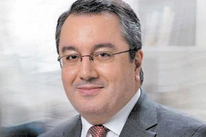 Ο καθηγητής πολιτικής της υγείας του LSE, Ηλίας Μόσιαλος