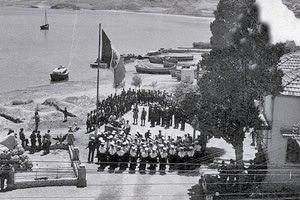 Η φωτογραφία της ημέρας: Αναφορά Ιταλών στρατιωτών στο λιμάνι της Σητείας