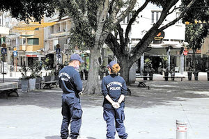 ελέγχους στις πλατείες η Ελληνική Αστυνομία