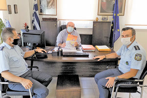 Τον Διευθυντή Πρωτοβάθμιας Εκπαίδευσης κ. Μανώλη Μπελαδάκη επισκέφτηκαν ο Διοικητής της Τροχαίας Ηρακλείου Αστυνόμος Β’ κ. Στέλιος Καρακούδης και ο Υποδιοικητής Αστυνόμος Β’ κ. Βαγγέλης Καραπιπεράκης