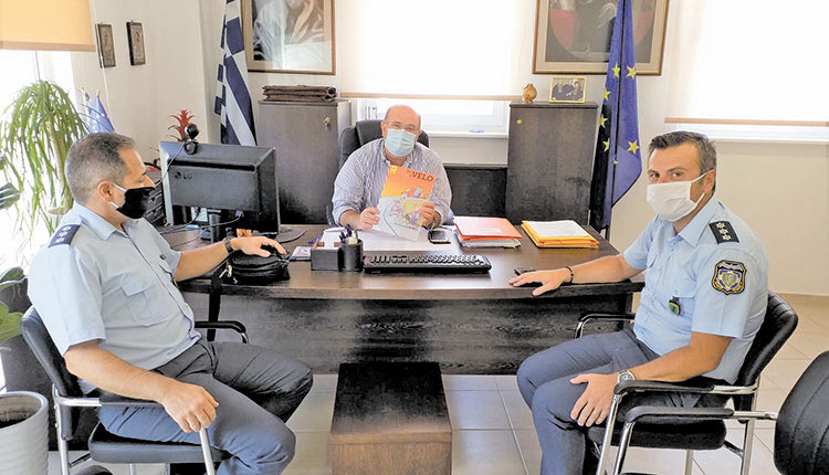 Τον Διευθυντή Πρωτοβάθμιας Εκπαίδευσης κ. Μανώλη Μπελαδάκη επισκέφτηκαν ο Διοικητής της Τροχαίας Ηρακλείου Αστυνόμος Β’ κ. Στέλιος Καρακούδης και ο Υποδιοικητής Αστυνόμος Β’ κ. Βαγγέλης Καραπιπεράκης