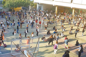 Από την καθιστική διαμαρτυρία στο 3ο Λύκειο Ηρακλείου για τα ελλιπή μέτρα προστασίας