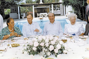 ο Κυριάκος συνεχίζει την παράδοση του πατέρα του που είχε ασκήσει διπλωματία και διά της γαστρονομικής οδού. Nτολμαδάκια, σπανακόπιτα αλλά και άλλα εδέσματα της ελληνικής κουζίνας