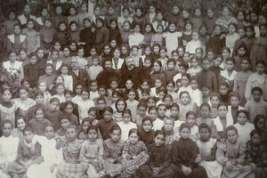 Η φωτογραφία της ημέρας: Σχολείο σε χωριό της Κρήτης την περίοδο του μεσοπολέμου