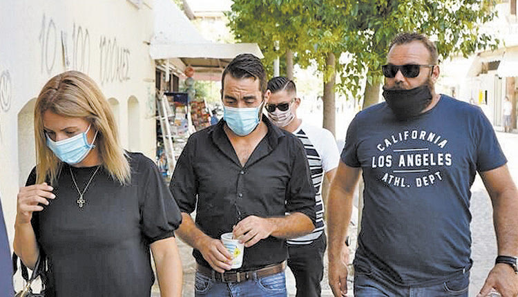 Σε συναισθηματικά φορτισμένο κλίμα ξεκίνησε η δίκη για το θάνατο της Μελίνας