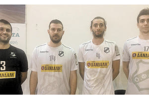 Από αριστερά οι Κοσκινάς, Τεφτσής, Μονιάκης και Φραγκιαδάκης που θα παίξουν φέτος στην ομάδα βόλεϊ του ΟΦΗ