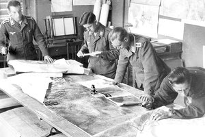 Γυμνάσιο Καστελλίου Πεδιάδος, επιταγμένο από τους Γερμανούς. Αίθουσα διδασκαλίας μετατράπηκε σε χώρο εμφάνισης, ανάλυσης και μελέτης αεροφωτογραφιών,