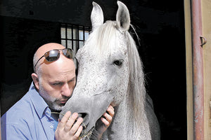 Γητευτής των αλόγων του Ομάν είναι ο κ. Ηλίας Νικολακόπουλος, ο οποίος έχει κρητικές ρίζες.