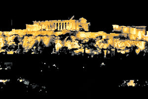 ο Ιερός Βράχος της Ακρόπολης μέσα από το έργο του αναβαθμισμένου φωτισμού