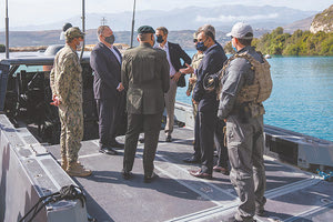 Οι κύριοι Μητσοτάκης και Πομπέο πάνω σε ταχύπλοο CCM