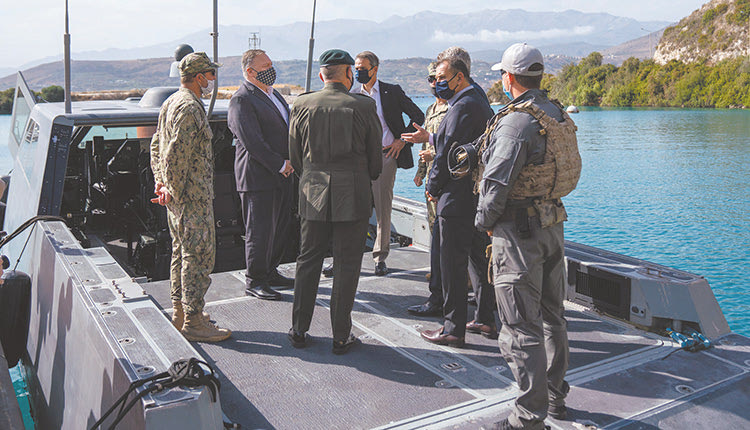 Οι κύριοι Μητσοτάκης και Πομπέο πάνω σε ταχύπλοο CCM
