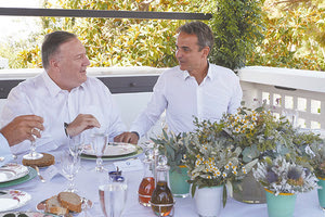Ο Κυριάκος Μητσοτάκης και ο Μάικ Πομπέο σε γεύμα εργασίας στο πατρικό σπίτι του πρωθυπουργού στο Ακρωτήρι