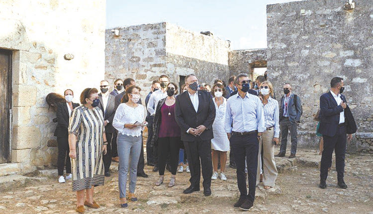 Με τις συζύγους τους Μάρεβα Γκραμπόφσκι και Σούζαν Πομπέο, επισκέφθηκαν τον αρχαιολογικό χώρο της Αρχαίας Άπτερας ο πρωθυπουργός Κυριάκος Μητσοτάκης και ο υπουργός Εξωτερικών των Ηνωμένων Πολιτείων Μάικ Πομπέο.