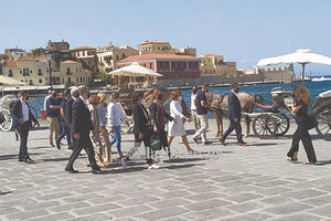 Βόλτα στο ενετικό λιμάνι για τις συζύγους Μητσοτάκη και Πομπέο.