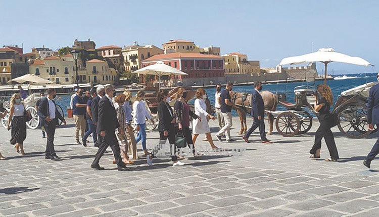 Βόλτα στο ενετικό λιμάνι για τις συζύγους Μητσοτάκη και Πομπέο.