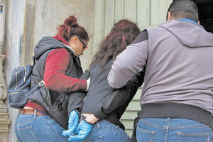 Είδε να εκτελούν τον άνδρα της και έμεινε μόνη με δύο παιδιά