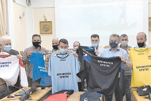 ΠΕΡΙΦΕΡΕΙΑ ΚΡΗΤΗΣ: Παρέδωσε τις φανέλες στις ομάδες της Γ΄ Εθνικής