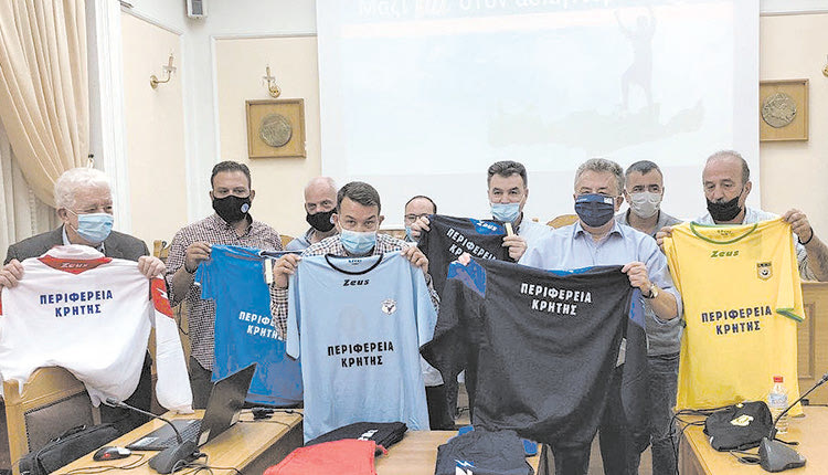 ΠΕΡΙΦΕΡΕΙΑ ΚΡΗΤΗΣ: Παρέδωσε τις φανέλες στις ομάδες της Γ΄ Εθνικής