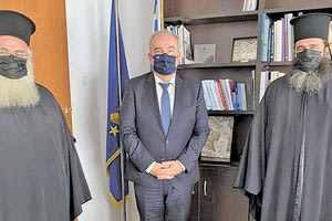 ο αναπληρωτής Υπουργός Ανάπτυξης και Επενδύσεων, Νίκος Παπαθανάσης μαζί με τον Σεβασμιότατο Μητροπολίτη Ιεραπύτνης και Σητείας κ. Κύριλλο και τον πρωτοσύγκελλο, κ. Αμβρόσιο για την επένδυση της Μονής Τοπλού