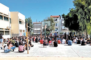 Σε καθιστική διαμαρτυρία προχώρησαν οι μαθητές του 7ου Λυκείου Ηρακλείου