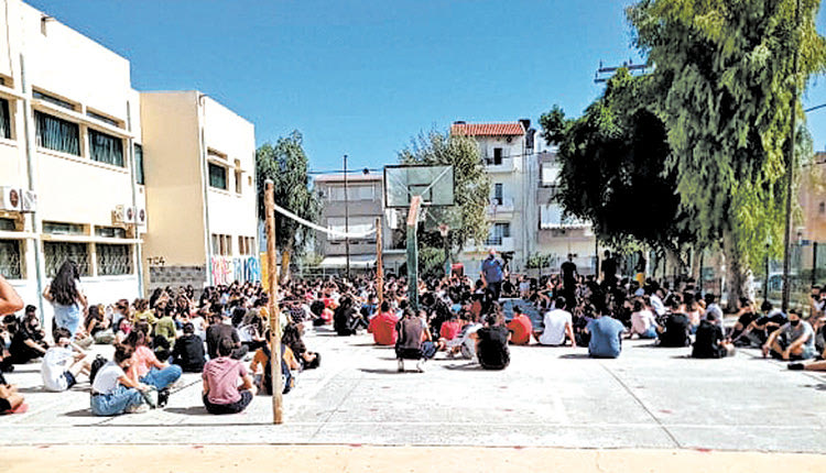 Σε καθιστική διαμαρτυρία προχώρησαν οι μαθητές του 7ου Λυκείου Ηρακλείου