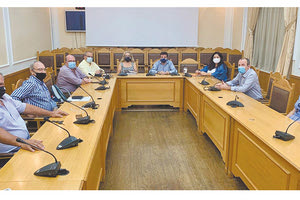 Σύσκεψη για την ασφαλή και αποτελεσματική μεταφορά των μαθητών των σχολείων έγινε στην Περιφέρεια Κρήτης