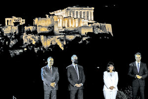 Με τον νέο φωτισμό της έλαμψε χθες το βράδυ  η Ακρόπολη