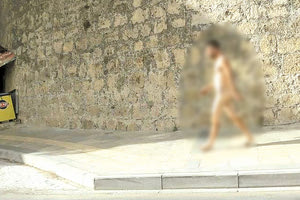 Κυκλοφορούσε γυμνός στη Χανιόπορτα