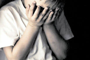 κακοποίηση αγοριού