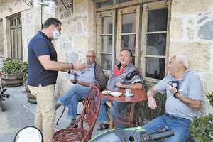 Στα χωριά του δήμου Χερσονήσου και τους ανθρώπους της τρίτης ηλικίας ο δήμαρχος Γιάννης Σέγκος