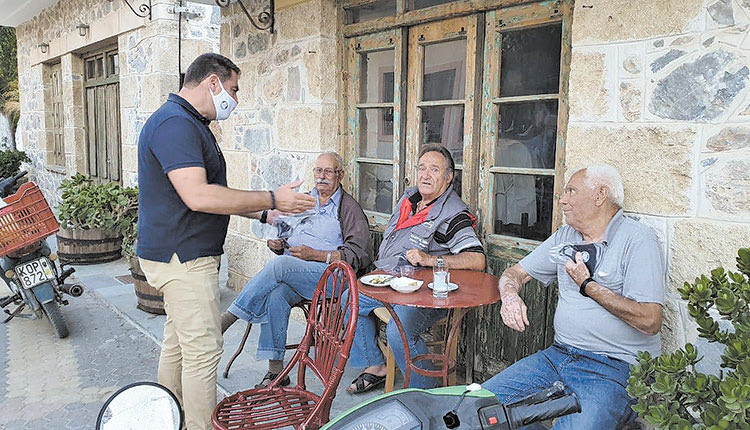 Στα χωριά του δήμου Χερσονήσου και τους ανθρώπους της τρίτης ηλικίας ο δήμαρχος Γιάννης Σέγκος