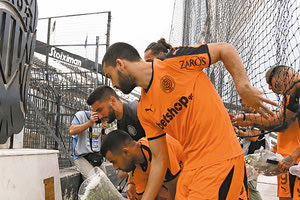 πριν την έναρξη της αναμέτρησης του ΠΑΟΚ με τον ΟΦΗ, με τις δύο ομάδες να τιμούν τη μνήμη των έξι αδικοχαμένων φιλάθλων του Δικεφάλου, που «έφυγαν» από τη ζωή πριν 21 χρόνια στα Τέμπη