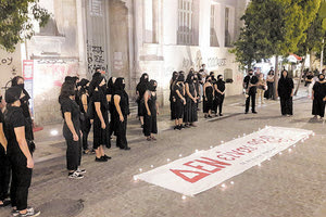 Περίπου 50 νέες μαυροφορεμένες γυναίκες στο κέντρο της πόλης άπλωσαν το πανό τους με το μήνυμα "Δεν είναι αθώοι"