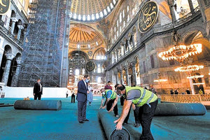 Τα χαλιά στρώθηκαν στην εκκλησία της Αγίας Σοφίας