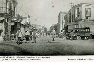 το Ηράκλειο της περιόδου του Μεσοπολέμου και πρέπει να είναι η πρώτη που απεικονίζει τροχονόμο της Ελληνικής Χωροφυλακής, επάνω στο υπερυψωμένο βάθρο