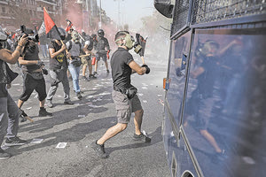 Σε πεδίο μάχης μετατράπηκε η λεωφόρος Αλεξάνδρας, έξω από το Εφετείο, καθώς, λίγα λεπτά μετά την ιστορική απόφαση του δικαστηρίου που έκρινε ως εγκληματική οργάνωση τη Χρυσή Αυγή