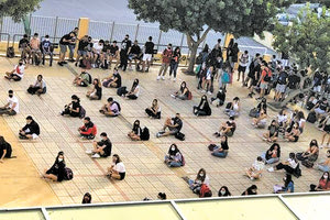 Καθιστική διαμαρτυρία πραγματοποίησαν χθες οι μαθητές του 2ου Λυκείου Ηρακλείου