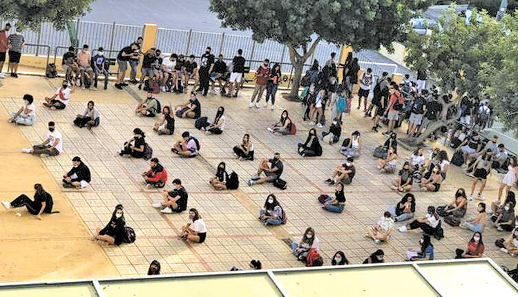 Καθιστική διαμαρτυρία πραγματοποίησαν χθες οι μαθητές του 2ου Λυκείου Ηρακλείου