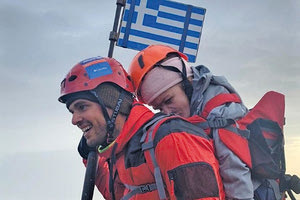 Η 22χρονη Ελευθερία Τόσιου ανεβασμένη στην πλάτη του αθλητή υπεραποστάσεων, Μάριου Γιαννάκου, σκαρφάλωνε στον Μύτικα