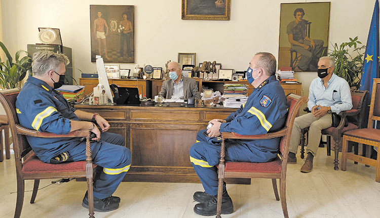 Συνάντηση Λαμπρινού με τον πιχειρησιακό Συντονιστή Βορείου-Νοτίου Αιγαίου και Κρήτης, υποστράτηγο του Πυροσβεστικού Σώματος Γιάννη Σταμούλη