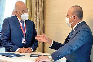 Ολιγόλεπτη συνάντηση με τον Τούρκο υπουργό Εξωτερικών, Μεβλούτ Τσαβούσογλου, στο περιθώριο του Globsec Forum στην Μπρατισλάβα, είχε ο υπουργός Εξωτερικών, Νίκος Δένδιας