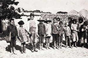 Η φωτογραφία της ημέρας: 1935. Μαθητές στο Ψυχρό Λασιθίου