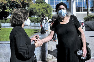 Στο Εφετείο μετέβη χθες  η Τζώρτζια Γλέζου, σύζυγος του αείμνηστου Μανώλη Γλέζου, προκειμένου να εκφράσει τη στήριξη της σε όσους αγωνίζονται κατά της Χρυσής Αυγής.