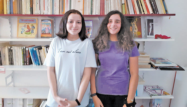 Οι μαθήτριες, ποιήτριες Χριστίνα-Παναγιώτα Φραγκιαδάκη και Χριστίνα Κλίνη-Ανδρέου