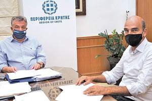 Στη συνάντηση που είχε ο δήμαρχος Καντάνου - Σελίνου Αντώνης Περράκης με τον περιφερειάρχη Κρήτης Σταύρο Αρναουτάκη.