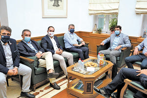 Συνάντηση στην Περιφέρεια Κρήτης είχαν στελέχη του ΣΥΡΙΖΑ