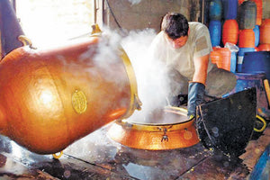 Με τους παραδοσιακούς αποσταγματοποιούς
